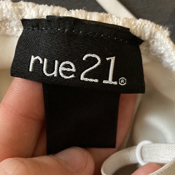 Small rue 21 summer/spring flowy dress - Picture 3 of 4